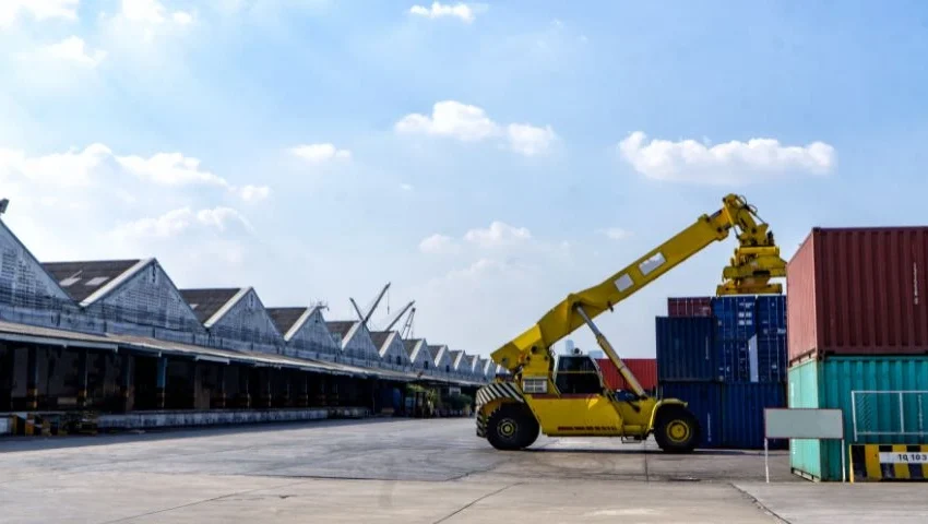 What is the Load Capacity of a Reach Stacker?