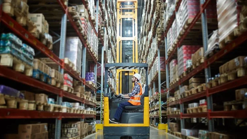Warehouse Layout & Forklift Choice: Layouts That Reduce Travel Time and Accidents