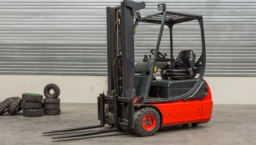 Forklifts on Construction Sites: Terrain Tyres, Ground Clearance and Stability Basics
