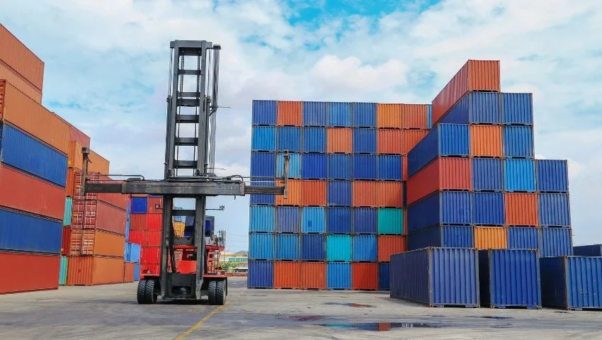 Port-to-Warehouse Handoffs: Cutting Turnaround Time with the Right MHE Combo