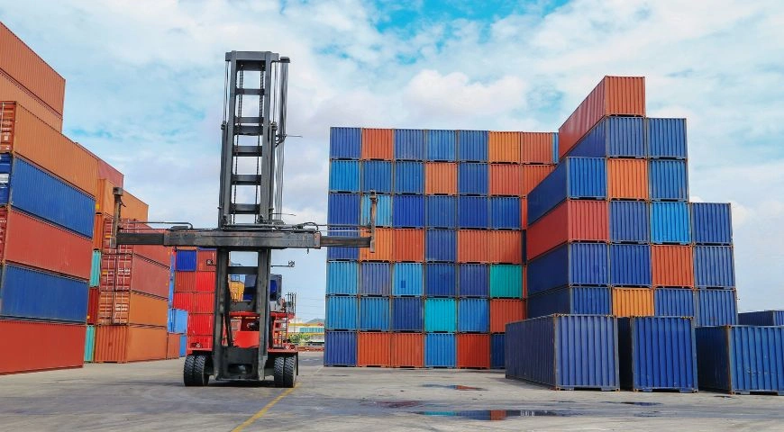 Port-to-Warehouse Handoffs_ Cutting Turnaround Time with MHE Efficiency